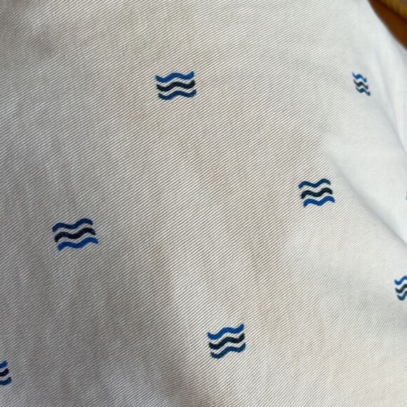 Aeropostale off white flat front cotton shorts with a wave print - Picture 8 of 8